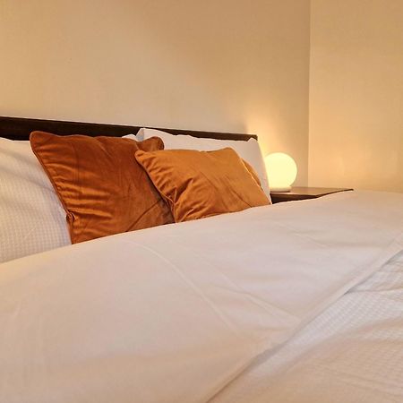 Millmead Apartment In Central Guildford With Parking ภายนอก รูปภาพ
